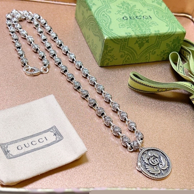 G*u*i necklaces